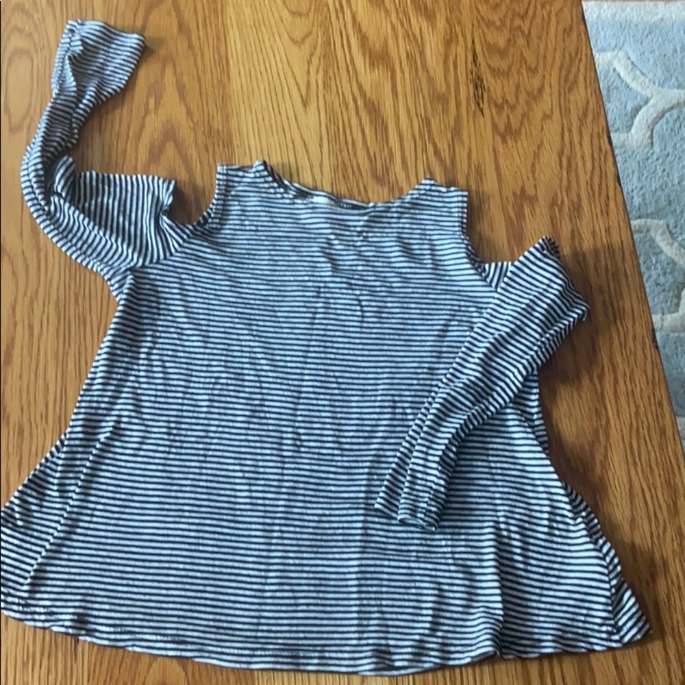 Brand Hip peekaboo sleeves girls shirt